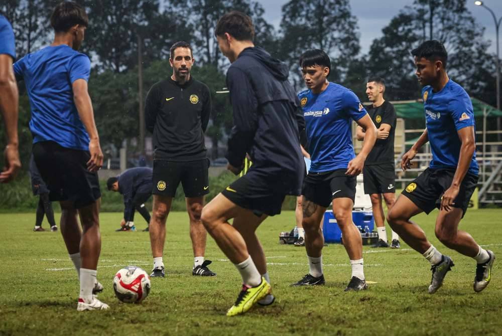 Jurulatih Harimau Malaya, Pau Marti Vicente memantau anak buahnya menjalani sesi latihan semasa Kem Latihan Pusat Skuad Kebangsaan itu bagi menghadapi saingan AFF Mitsubishi Electric Cup 2024 di Wisma FAM hari ini. Foto Bernama