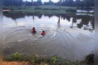 Anggota bomba melakukan operasi mencari dan menyelamat mangsa di sebuah kolam di Jalan Cendana 6, Taman Cendana Pasir Gudang, petang Isnin. Foto JBPM