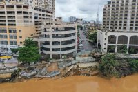 Keadaan kawasan runtuhan tebing Sungai Kelantan berhampiran sebuah pangsapuri dan pusat penginapan ketika tinjauan pada Isnin. Foto Bernama