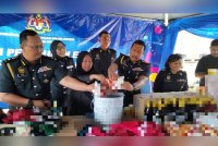 Lilis Saslinda (tengah) pada sidang akhbar Program Pelupusan Eksibit KPDN Negeri Johor di Kompleks Penyimpanan Eksibit Senai, pada Selasa.