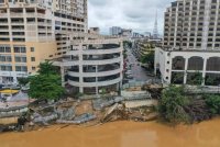 Keadaan kawasan runtuhan tebing sungai kelantan berhampiran sebuah pangsapuri dan pusat penginapan. Foto Bernama