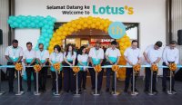 Saksit Panurach (empat dari kanan) bersama Tony Ling (tiga dari kanan), Neil Gurusamy (tengah) dan Azliza (enam dari kiri) merasmikan pembukaan stor Lotus&#039;s ke-70 di Bandar Rimbayu pada 11 Disember lalu.