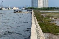 Benteng bagi mengelakkan limpahan air laut yang semakin meningkat di Jakarta. Foto Agensi