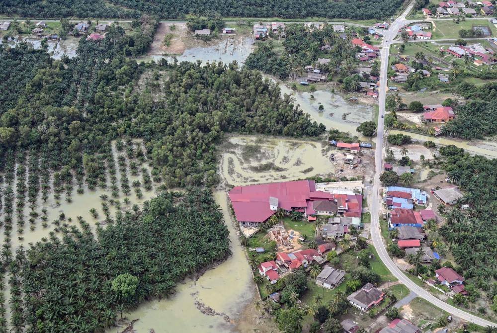 Keadaan banjir di beberapa kawasan penempatan penduduk yang terjejas di Dungun dan Kemaman baru-baru ini. Foto Bernama