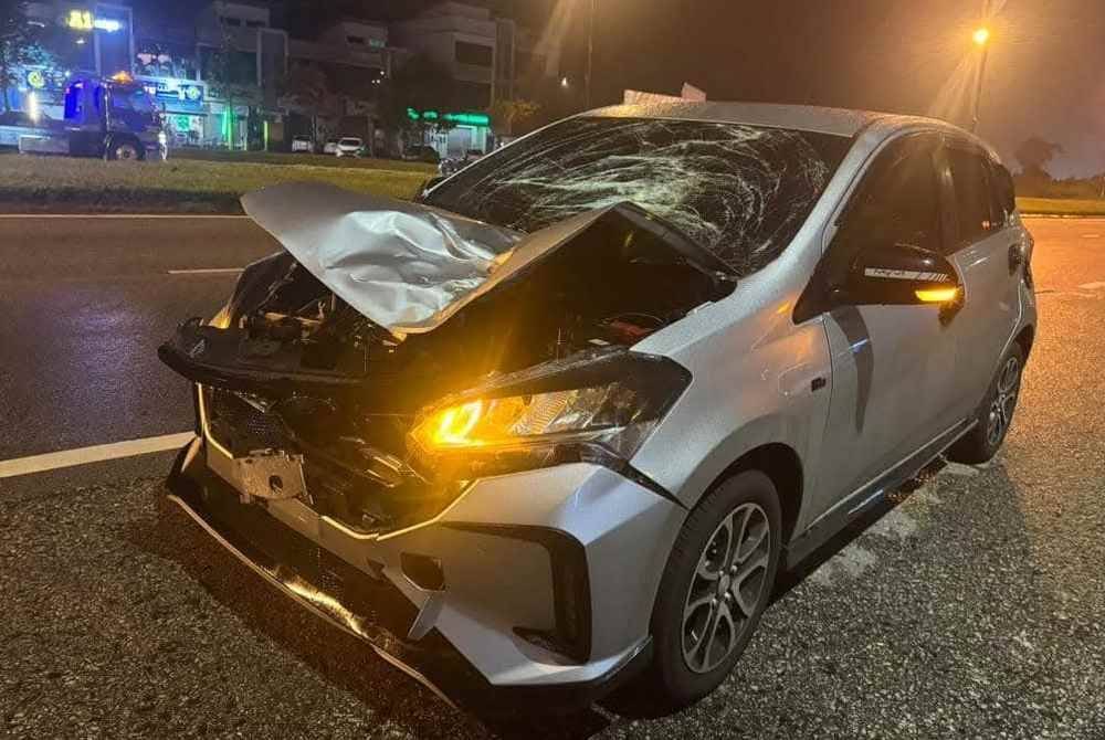 Keadaan kereta Perodua Myvi selepas merempuh wanita Bangladesh yang melintas di Jalan Kuantan Bypass berhampiran stesen minyak Shell, sekitar jam 11.50 malam, pada Selasa. Foto FB Polis Trafik Kuantan