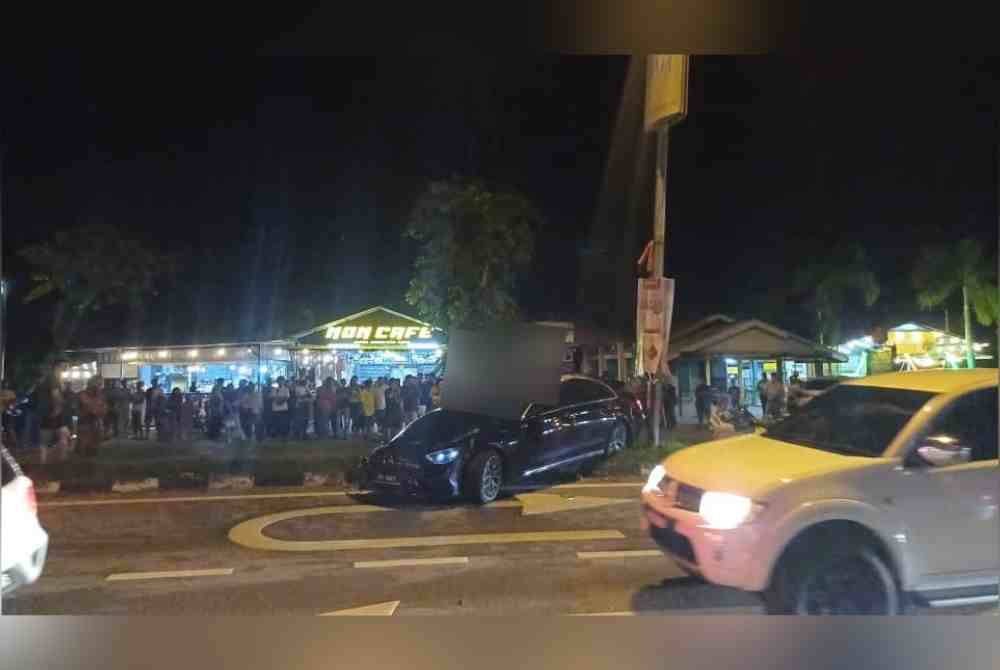 Dua maut dalam kemalangan membabitkan kenderaan jenis Mercedes Benz Hyundai Matrix di Jalan Lencongan Barat, Alor Setar pada malam Selasa.