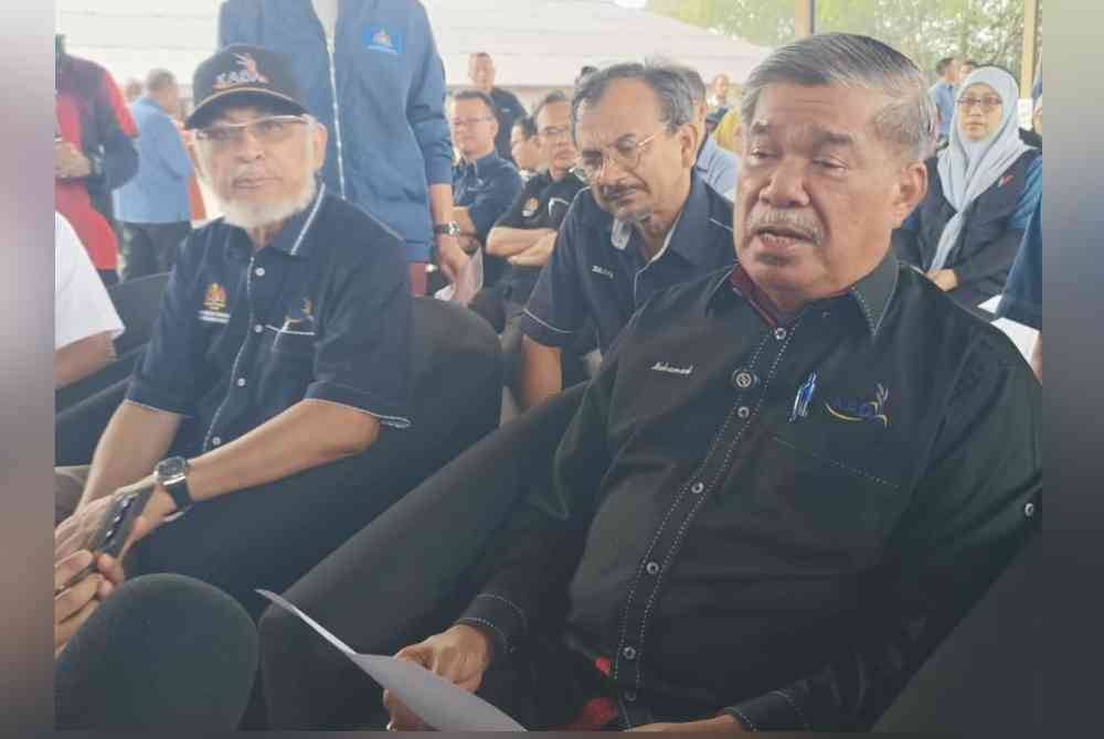 Mohamad (kanan) semasa sidang akhbar di Dewan Terbuka PPK Bunga Raya, Tumpat pada Rabu.