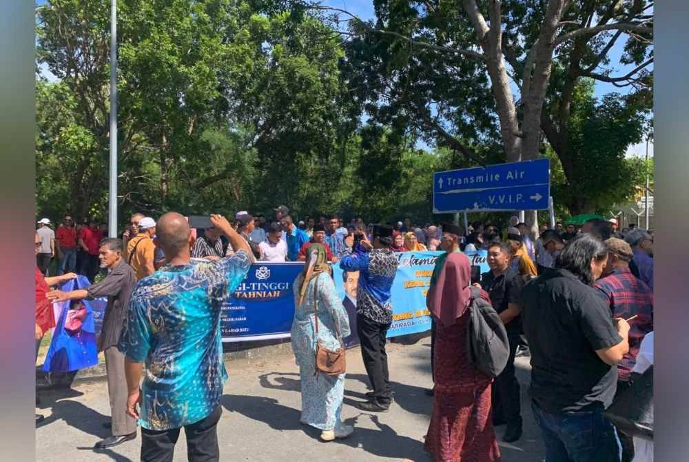 Rakyat Sabah yang hadir ke pekarangan Terminal 2 KKIA untuk menyambut Tun Musa yang pulang ke Sabah pada Rabu.