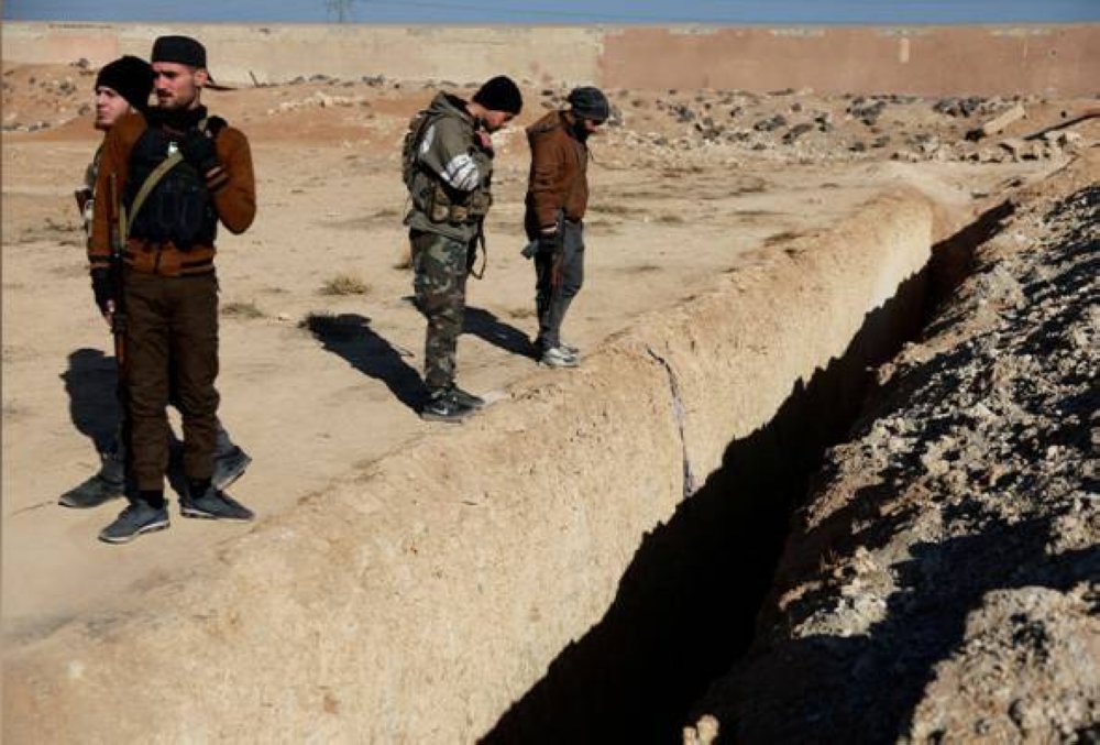 Anggota pasukan keselamatan pemerintah Syria melakukan pemeriksaan di sebuah lokasi kubur besar yang ditemukan di Najha, sebuah kawasan yang terletak tidak jauh dari ibu kota Damsyik. Foto Reuters