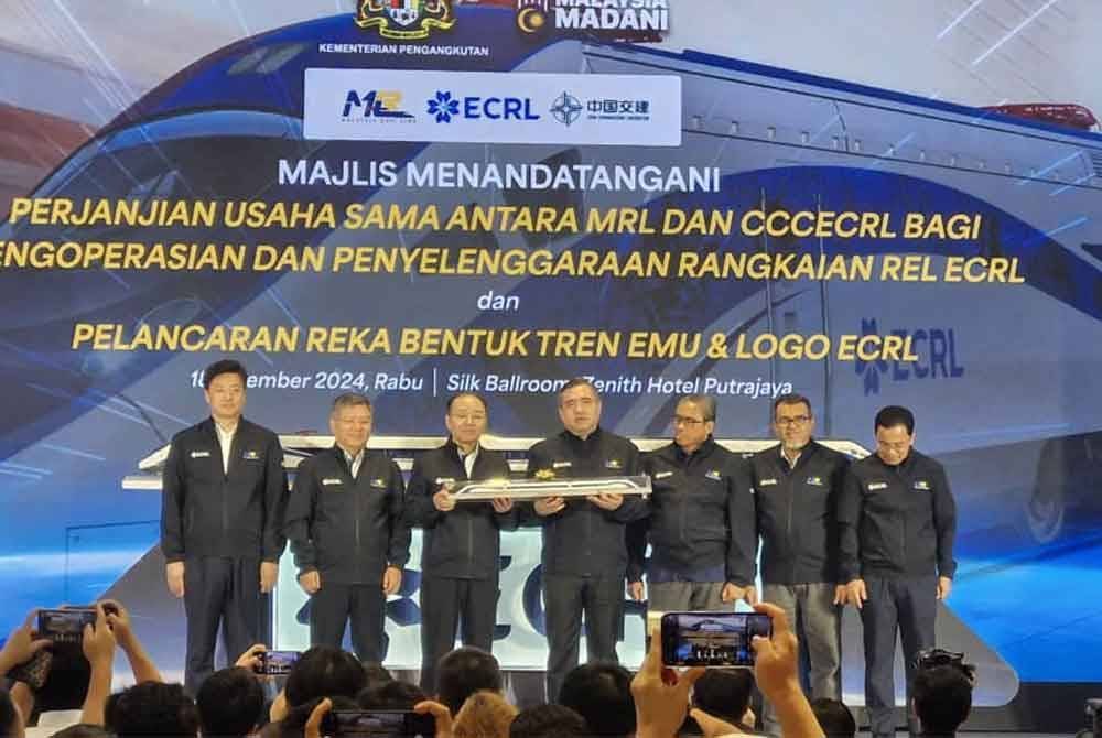 Anthony (tengah) selepas menyaksikan Perjanjian Usaha Sama Antara MRL dan CCCECRL Bagi Pengoperasian dan Penyelenggaraan Rangkaian Rel ECRL di sini pada Rabu.