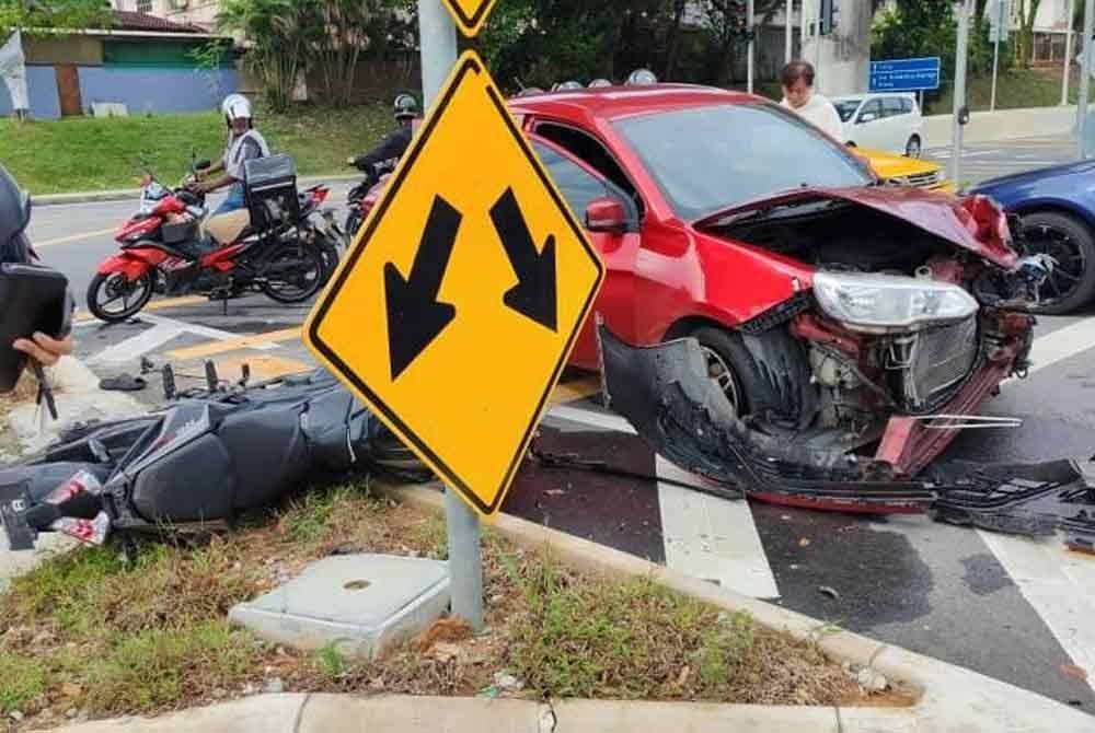 Dua pelajar UiTM parah selepas motosikal ditunggang mereka melanggar sebuah kereta di persimpangan Persiaran Permai - Jalan Plumbum 7/98, Seksyen 7 pada Rabu.