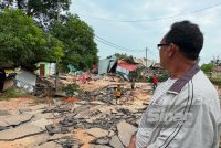 Che Kar yang hanya mampu melihat kediaman dimiliki musnah terkena banjir. Foto Sinar Harian ADILA SHARINNI WAHID