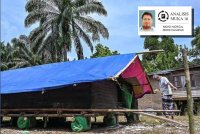 Mohd Sulong melihat persiapan akhir reban rakit bagi menempatkan ternakan ayamnya bagi mengelak kerugian besar akibat banjir ketika tinjauan di Kampung Pengkalan Ajal, Hulu Terengganu November lalu. Foto Bernama