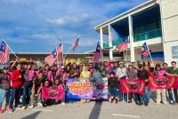 Peserta konvoi Misi Bantuan Banjir 2024 ke Kampung Derang, Alor Setar bersama Norhaslinda (tengah) sebelum berlepas ke Kedah dari Marina Island di sini pada Rabu.