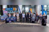 Ahmad Shahril (tengah) bergambar bersama pemenang Kempen Mega Pembiayaan Peribadi-i di Menara Kembar Bank Rakyat pada Rabu.