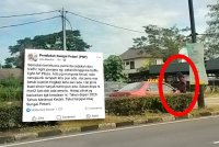 Seorang lelaki dilihat mendekati sebuah kenderaan berwarna merah dipercayai untuk meminta sedekah di hadapan Penjara Sungai Petani. Gambar kecil: Hantaran pengguna media sosial di Facebook mengenai aksi pengemis di lampu isyarat di Penjara Sungai Petani yang menimbulkan kebimbangan.