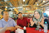 Hanny Julia (kanan) bersama Mohd Najib (tengah) dan Shahrul Nizam ditemui di Kampung Orang Asli Teluk Jawa, Johor Bahru.