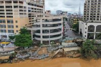 Polis beri amaran keras kepada orang ramai supaya tidak menghampiri kawasan runtuhan tanah di tebing Sungai Kelantan.