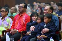 Anwar bersama cucu-cucunya terhibur dengan persembahan nyanyian dari Datuk Ramli Sarip yang juga dikenali sebagai Papa Rock ketika hadir pada malam Manifestasi Tiga Seni di Balai Budaya Tun Syed Nasir Wisma DBP malam ini. Foto Bernama