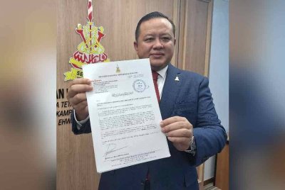 Rizam menunjukkan surat arahan berkaitan isu itu di Bangunan Sultan Salahuddin Abdul Aziz Shah pada Rabu.