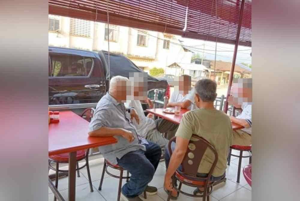 Tular gambar yang memaparkan seorang individu dipercayai Tok Mat merokok di sebuah restoran.