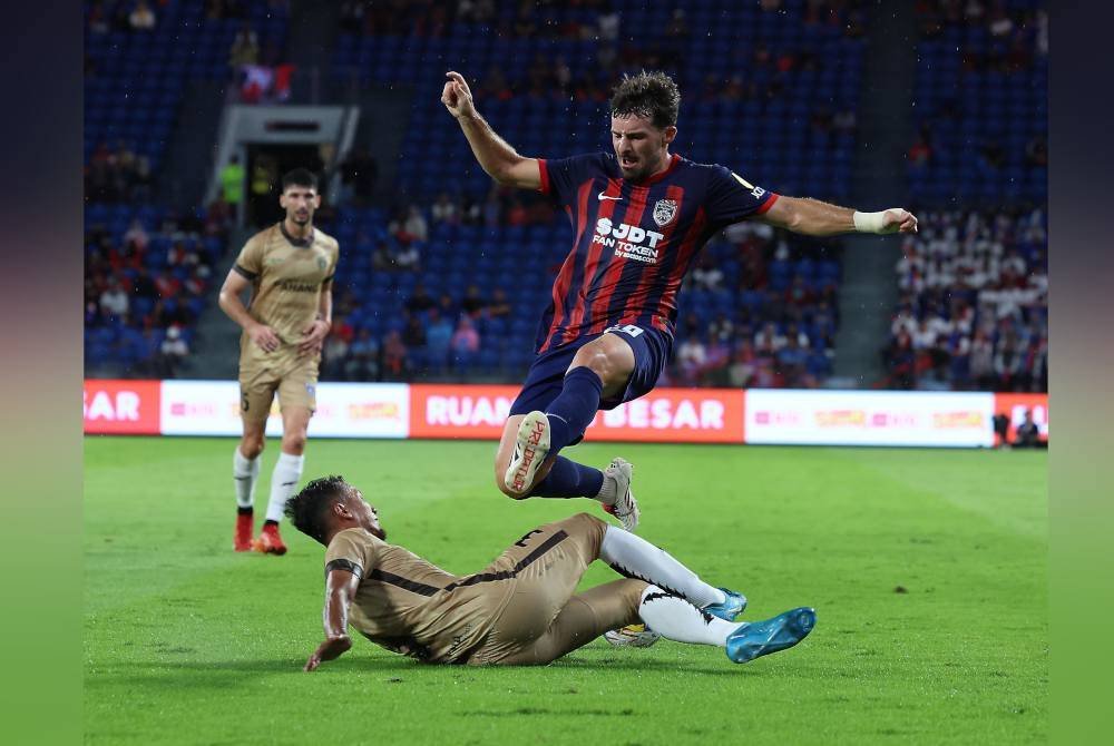 Pemain JDT Juan Muniz Gallego mengelak terjahan pemain Sri Pahang FC Adam Nor Azlin pada perlawanan Liga Super di Stadium Sultan Ibrahim pada Selasa.