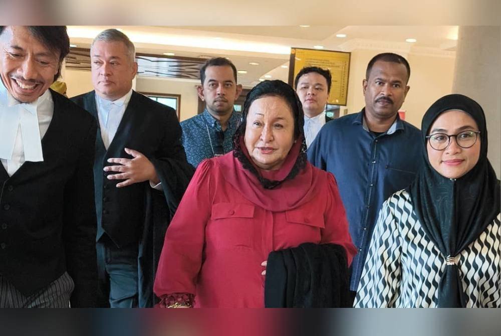 Rosmah (dua dari kanan) hadir ke Mahkamah Tinggi kelihatan ceria selepas dilepaskan dan dibebaskan daripada 12 pertuduhan pengubahan wang haram berjumlah RM7,097,750 dan lima pertuduhan gagal menyerahkan penyata pendapatan kepada LHDN pada Khamis.