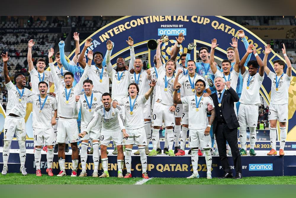 Ancelotti bersama pemain-pemain Real Madrid meraikan kejayaan menjuarai Piala Antara Benua. Foto Agensi