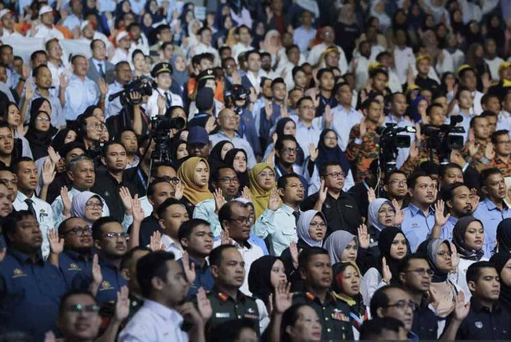 Penjawat awam yang memilih Sistem Saraan Perkhidmatan Awam (SSPA) hari ini menerima kenaikan gaji pertama selepas pelarasan di bawah skim tersebut. Gambar hiasan. 