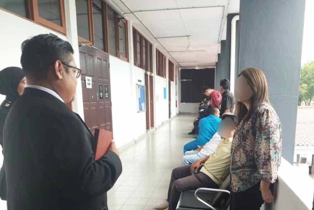 Tertuduh (empat dari kiri) mengaku bersalah di Mahkamah Sesyen Batu Pahat pada Rabu. - Foto KPDN Johor