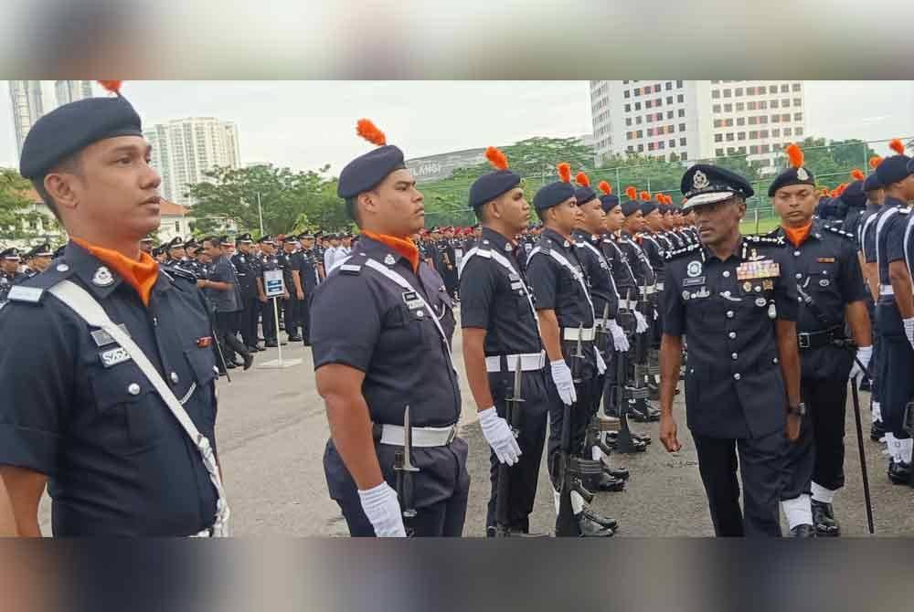 Kumar (kanan) melakukan pemeriksaan barisan ketika Perhimpunan Bulanan di Ibu Pejabat Polis Kontinjen (IPK) Johor pada Khamis.