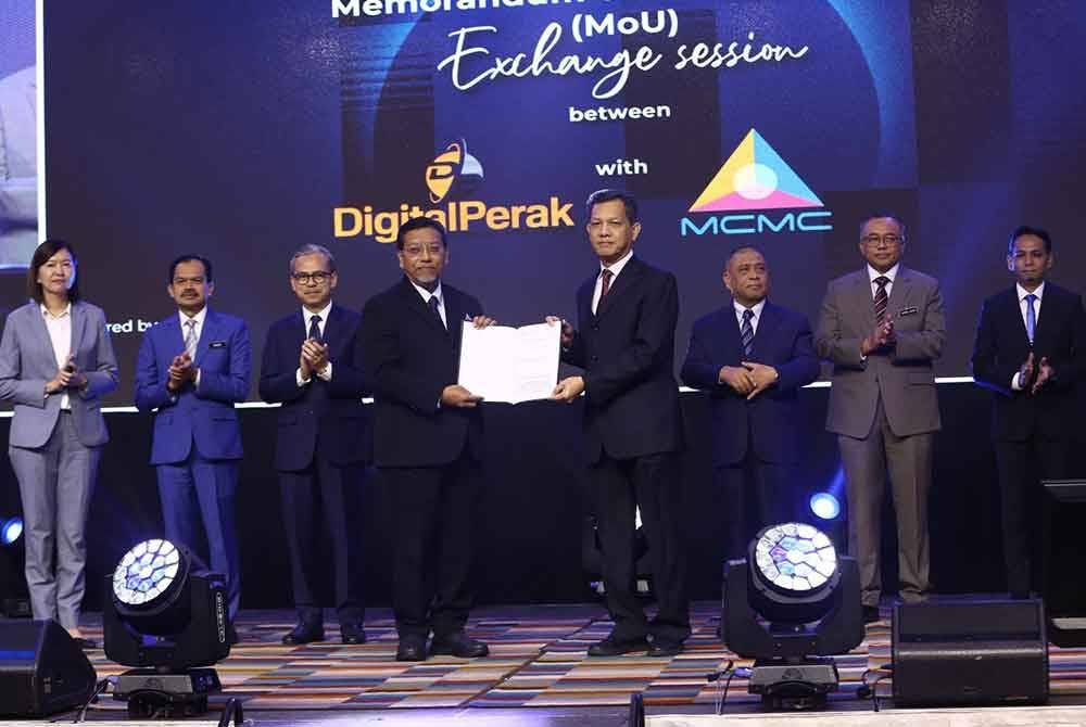 Fahmi (tiga dari kiri) menyaksikan sesi pertukaran dokumen MoU di antara SKMM dengan Digital Perak sempena Perak Economic Outlook 2025 di Pusat Konvensyen Casuarina di sini pada Khamis.