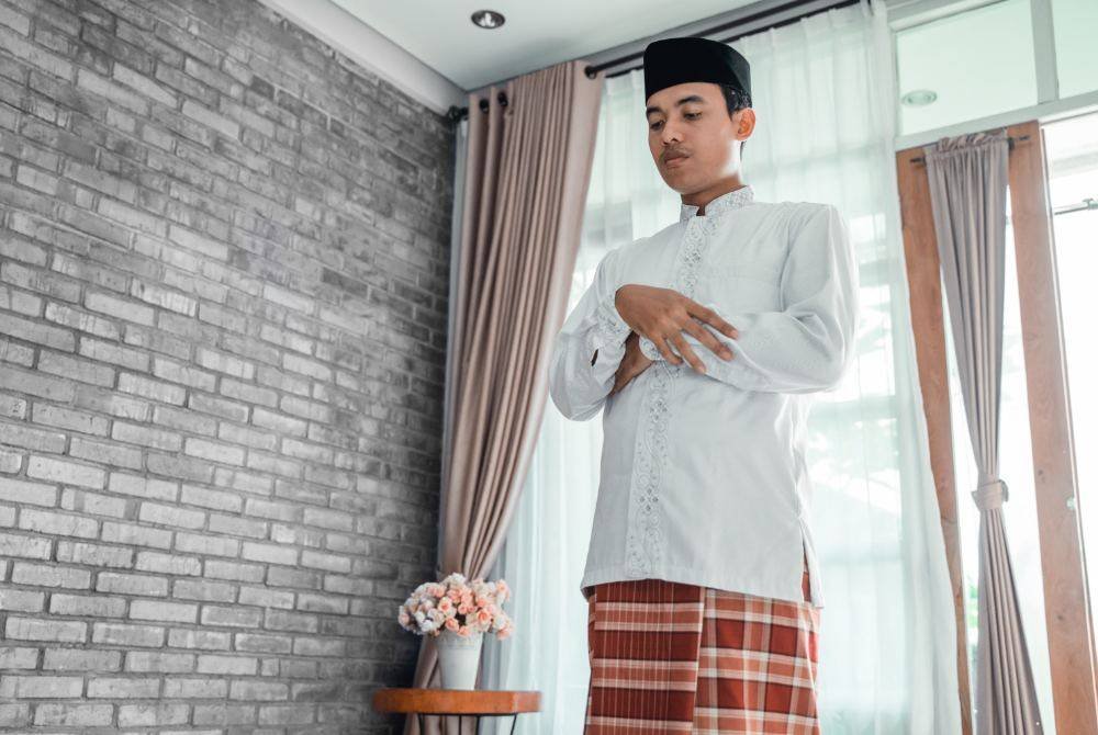 PERGERAKAN jari ketika menggaru dikira sebagai pergerakan ringan namun sekiranya turut melibatkan pergerakan tapak tangan, lengan atau bahu, ia dikategorikan sebagai pergerakan berat dan membatalkan solat. Foto CANVA