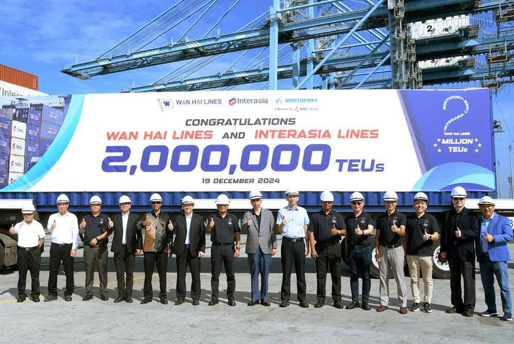 Ketua Pegawai Eksekutif Northport, Fakhrul Azhar Tajudin (tujuh dari kiri), Pengarah Wan Hai Lines, Ted Chen (lapan dari kiri), Presiden Interasia Lines Taiwan, Jeff Lo (enam dari kiri), Pengerusi Lembaga Pelabuhan Kelang, Ean Yong Hian Wah (tujuh dari kanan) dan Pengurus Besar Lembaga Pelabuhan Kelang, Kapten K Subramaniam (lima dari kiri) bersama tetamu meraikan pencapaian dua juta TEU oleh Wan Hai dan Interasia di Northport pada 19 Disember 2024.