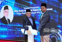 Abdul Hakim (kiri) dan Arham Merican melancarkan Saluran Bayaran Zakat Aset Digital di Wisma PPZ-MAIWP pada Rabu. Foto SINAR HARIAN/MOHD HALIM ABDUL WAHID