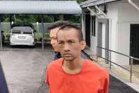 Muhamad Sopor dibawa ke Mahkamah Sesyen Kluang atas pertuduhan mencabul wanita di tandas awam Kluang, dua hari lalu.