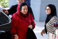 Isteri kepada bekas Perdana Menteri Datuk Seri Najib Tun Razak, Datin Seri Rosmah Mansor (tengah) hadir bagi Keputusan permohonan Datin Seri Rosmah Mansor untuk membatalkan 12 pertuduhan pengubahan wang haram dan pengelakan cukai terhadapnya di Mahkamah Tinggi KL pada Khamis.