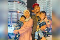 Allahyarham Mohd Azlan bersama isteri dan dua anak mereka.