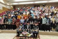 Mohd Shahzihan (tengah) pada Majlis Pengumuman Keputusan Peperiksaan PSRA 2024 di Sultan Salahuddin Abdul Aziz di Shah Alam pada Khamis.