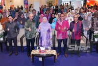 Fuziah(tengah) dan Ameer (dua dari kanan) bersama tetamu yang hadir pada pelancaran inisiatif ‘Bangga Buatan Lokal’ sempena Kempen Beli Barangan Malaysia 2024 dengan kerjasama Kementerian Perdagangan Dalam Negeri dan Kos Sara Hidup (KPDN) pada Khamis. Foto SINAR HARIAN-MOHD HALIM ABDUL WAHID