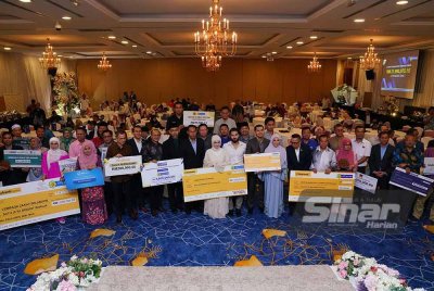 Miszairi dan Mohd Sabirin bergambar bersama pembayar dan penerima bantuan zakat pada Majlis Iktiraf Muzakki dan Penyerahan Zakat (IMTIYAZ) 2024 di Menara PKPS pada Khamis. Foto SINAR HARIAN-MOHD HALIM ABDUL WAHID