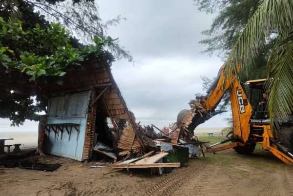 Kerja-kerja meroboh binaan haram yang dijalankan MBK di pantai awam sekitar Sungai Karang di sini baru-baru ini. Foto FB MBK