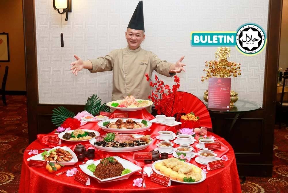 
PATRICK NG menunjukkan menu halal yang disedikan Restoran Cina Tung Yuen, Mardhiyyah Hotel & Suites sempena Tahun Baharu Cina. 