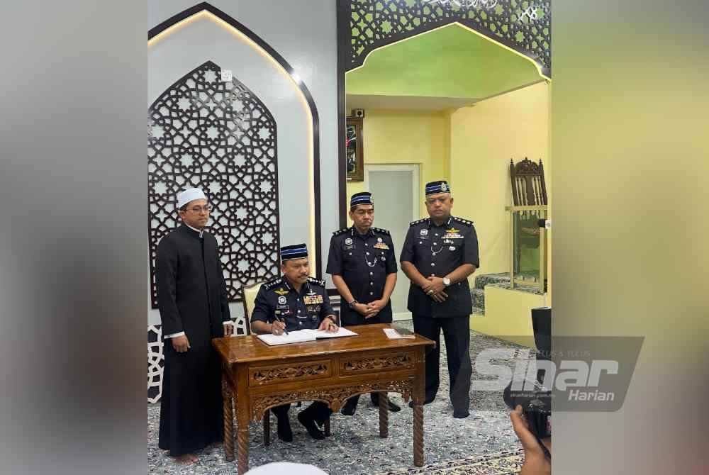 Mohd Yusoff (dua dari kiri) menandatangani buku kedatangan di Masjid Raudhatul Muttaqin, Kemumin, di Kota Bharu. FOTO SINAR HARIAN-ADILA SHARINNI WAHID.