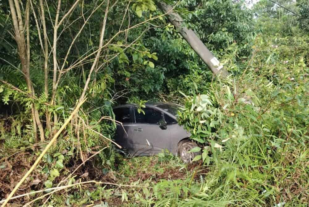 Pelanggaean itu menyebabkan kereta mangsa masuk ke dalam kawasan semak. Foto PDRM