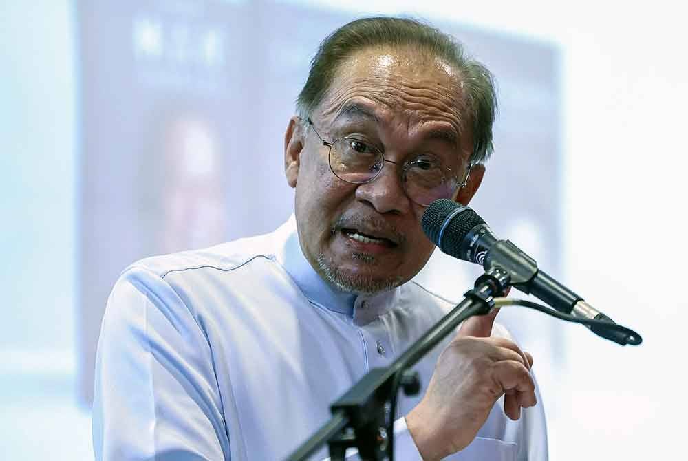 Anwar berucap ketika hadir ke pelancaran buku &#039;Malaysian First Jilid 1 dan 2&#039; oleh Tan Sri Lim Kit Siang di Restoran Tandoor Grill hari ini. Foto Bernama