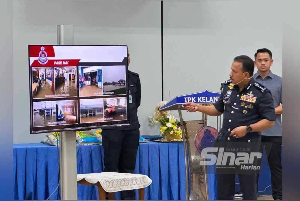 Mohd Yusoff (dua dari kanan) yang menunjukkan gambar-gambar banjir. Foto Sinar Harian/ADILA SHARINNI WAHID.