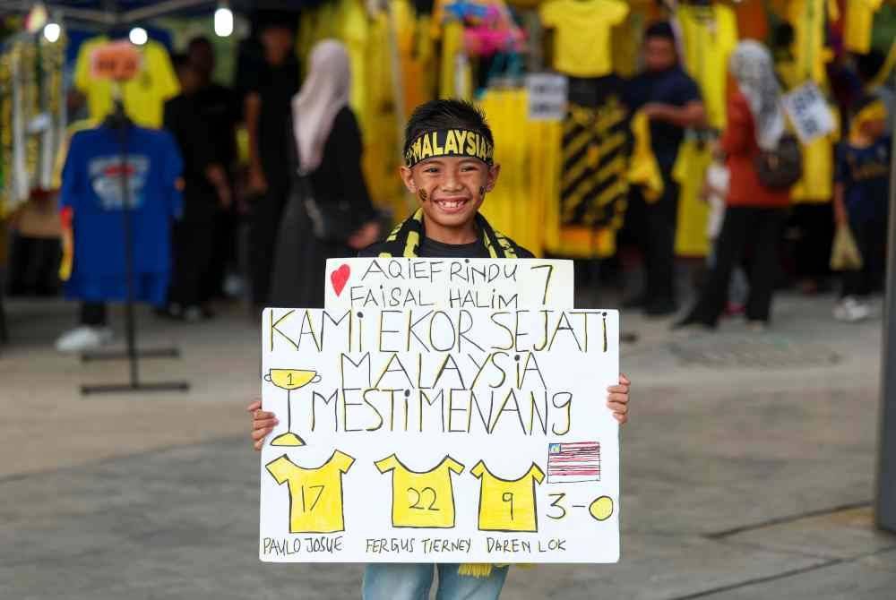 Gelagat penyokong cilik yang bersemangat memberi sokongan kepada pasukan negara. Foto Bernama