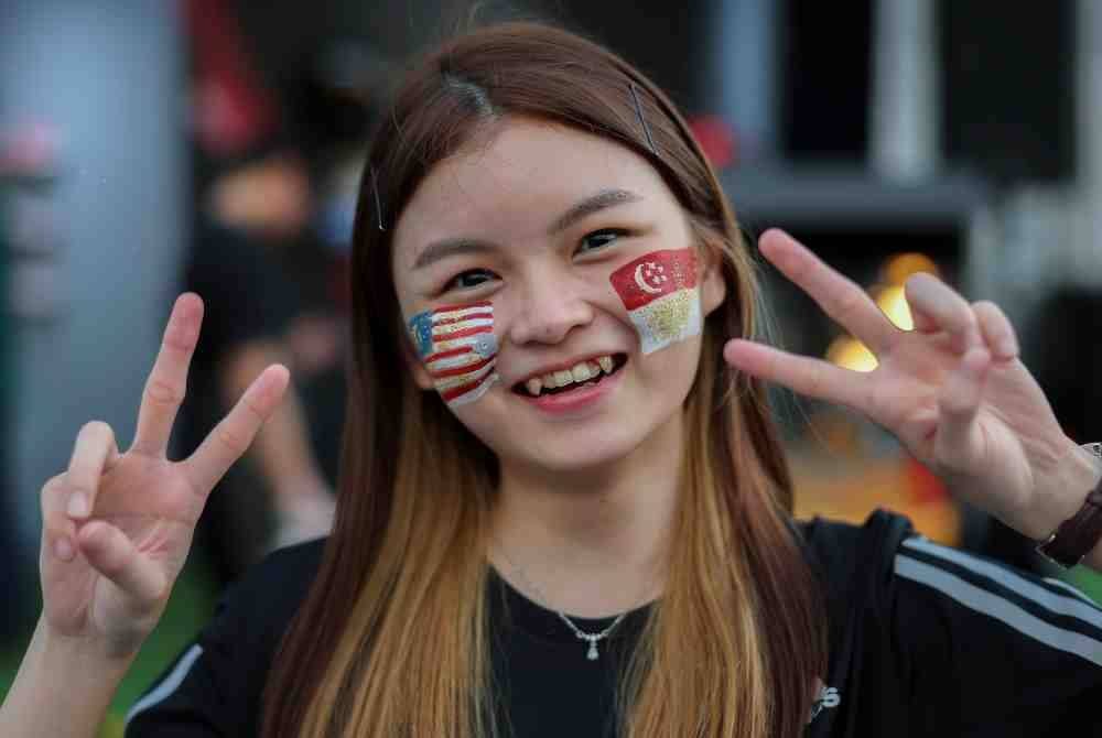 Antara gelagat penyokong yang hadir untuk menyaksikan perlawanan kumpulan A Piala ASEAN 2024, Malaysia menentang Singapura, di Stadium Nasional Bukit Jalil malam ini. Foto Bernama