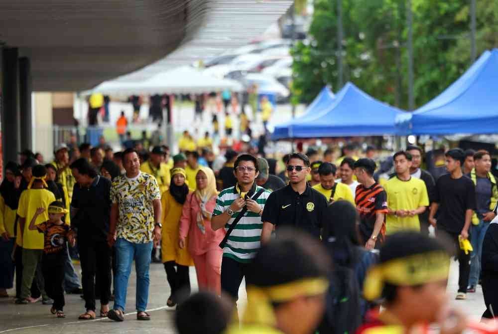 Penyokong Harimau Malaya membanjiri pekarangan Stadium Nasional Bukit Jalil sejak 4 petang tadi. Foto Bernama